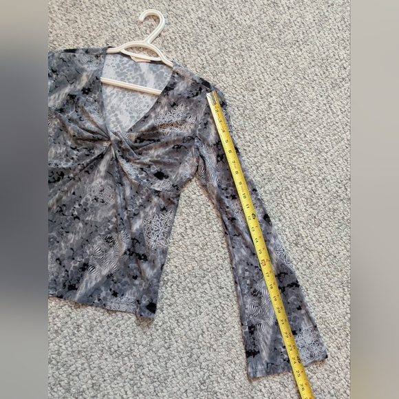 Women's (Size S/M) V-Neck Top With Faux Gathering Feature & Wide Sleeves - Picture 11 of 13